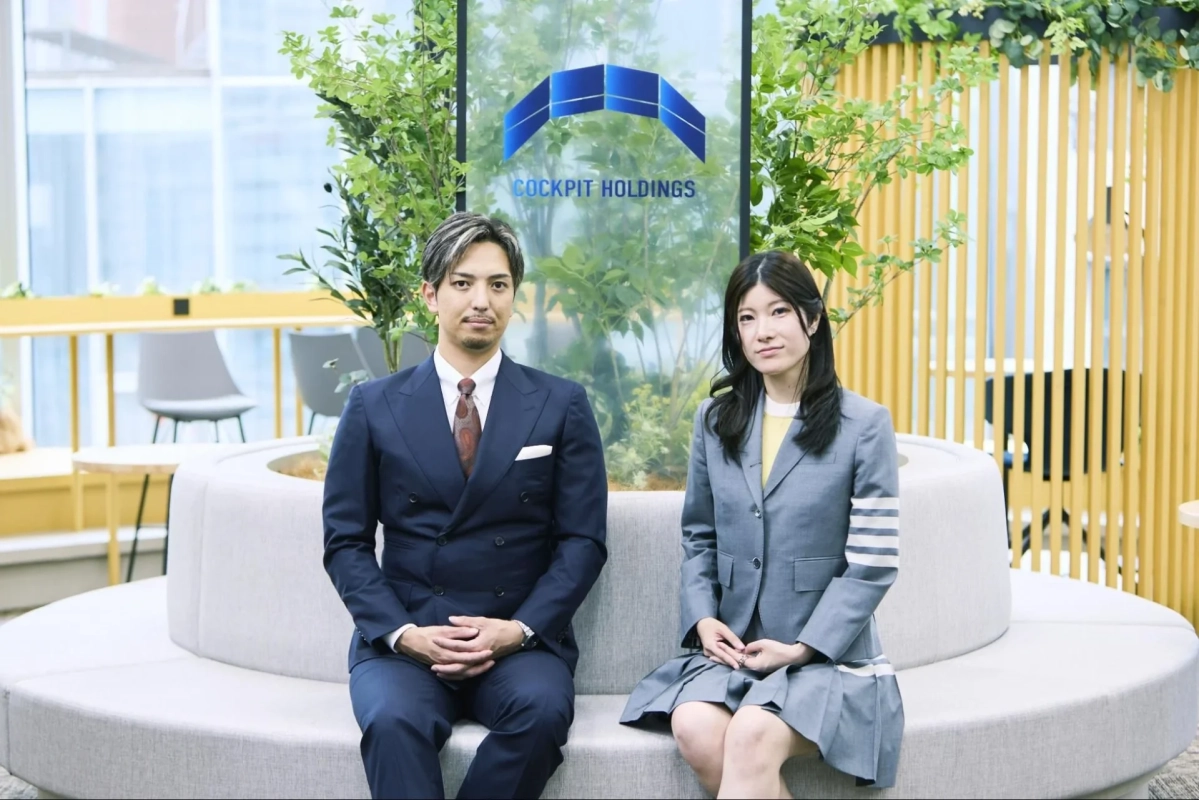 現代的なオフィス空間で対談するビジネスパーソンの男女