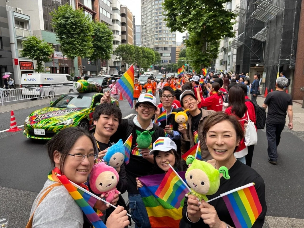 プライドパレードの様子、レインボーフラッグと参加者