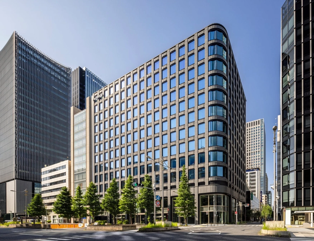 晴れた日の都市の交差点に立つ複数の高層ビル群の風景