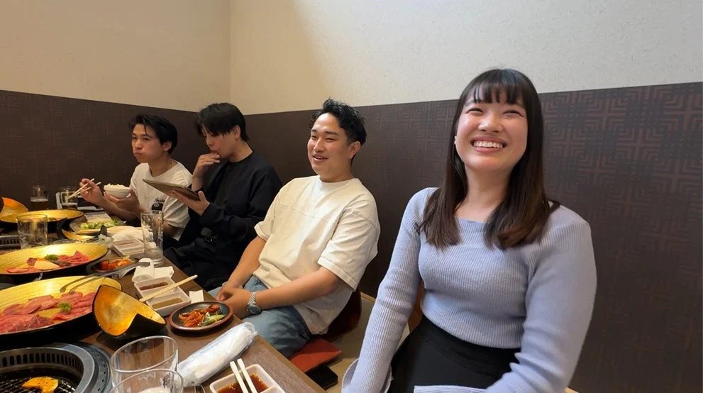 焼肉、楽しむ若者たち