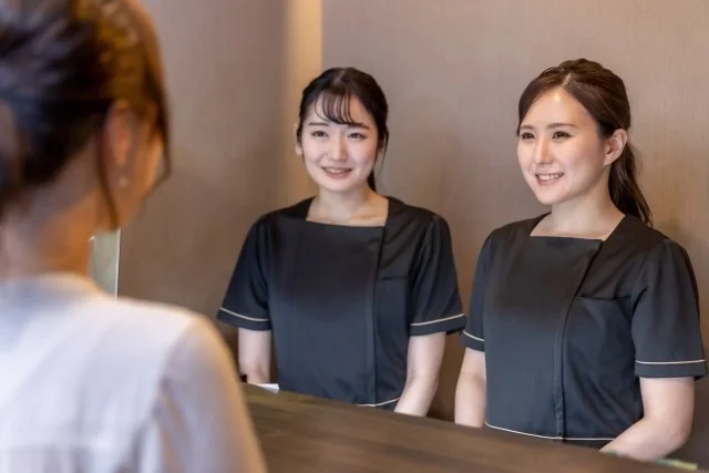 受付で笑顔の女性スタッフ
