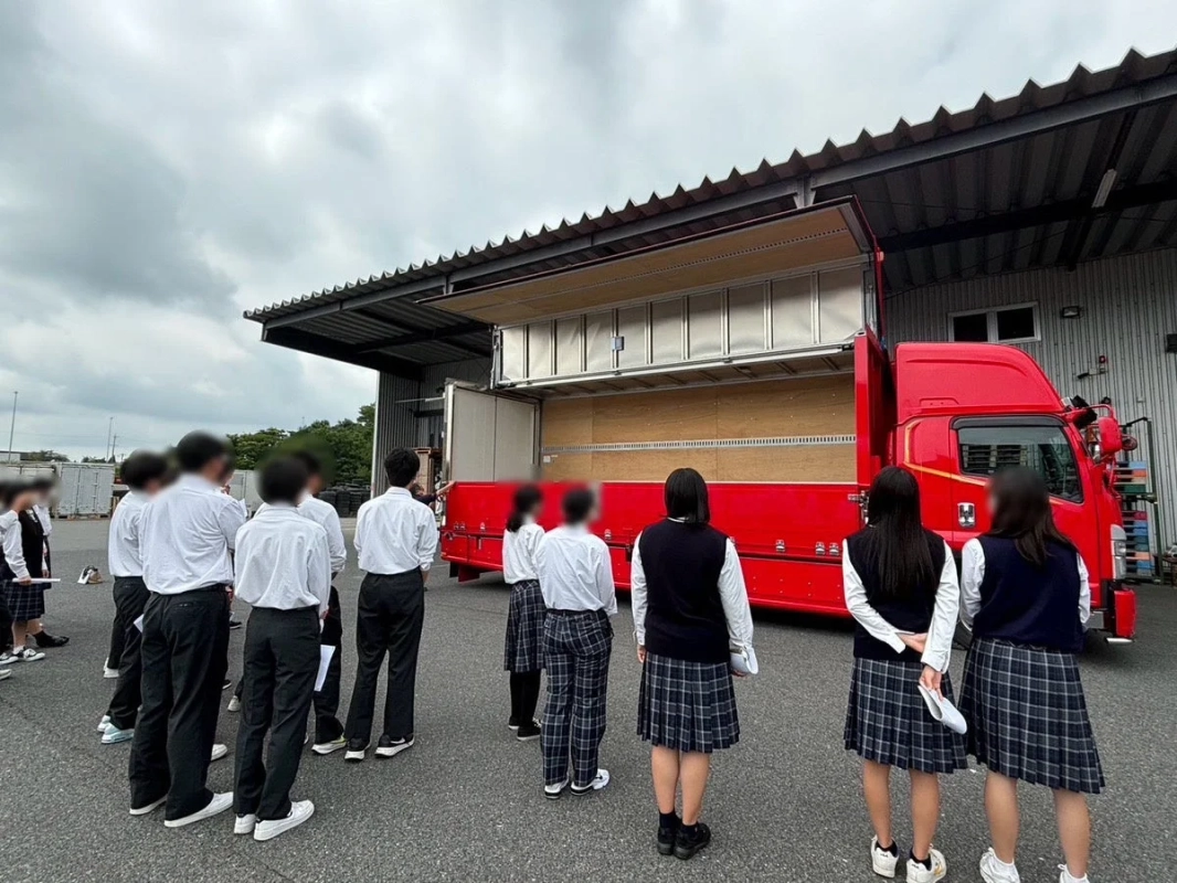 学生がトラックを見学する様子
