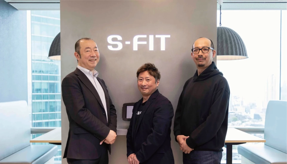 S-FITオフィスで3人の男性が笑顔