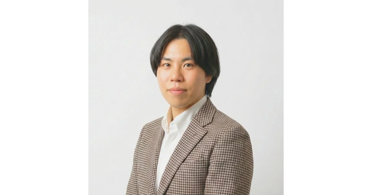 公認心理師の岡村雄一郎氏のポートレート