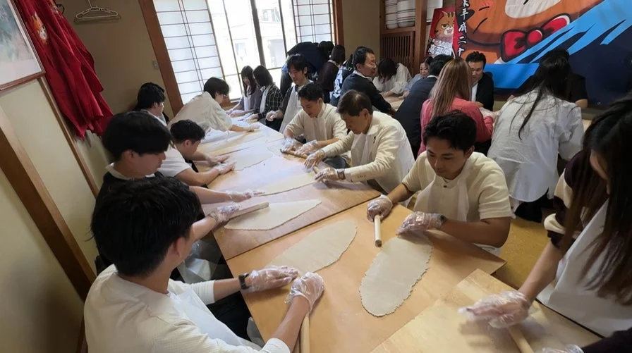 そば打ち体験、麺を伸ばす様子