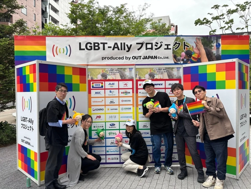 LGBT-Allyプロジェクトのブース前でポーズをとる人々