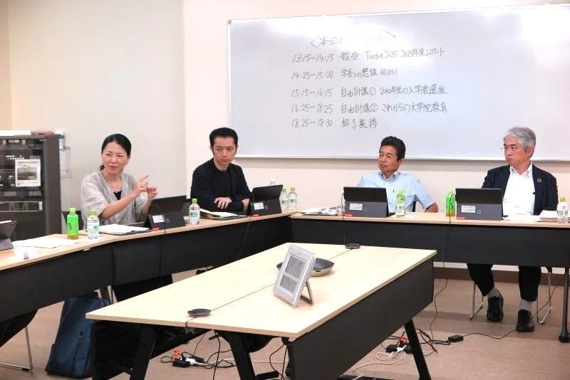会議室で議論する参加者たち
