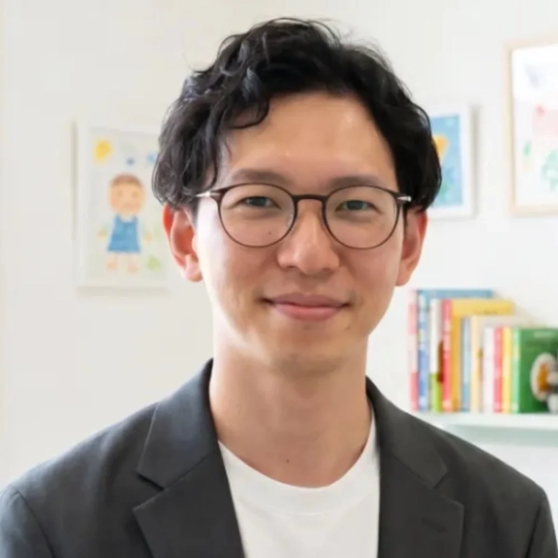 眼鏡をかけた笑顔の男性