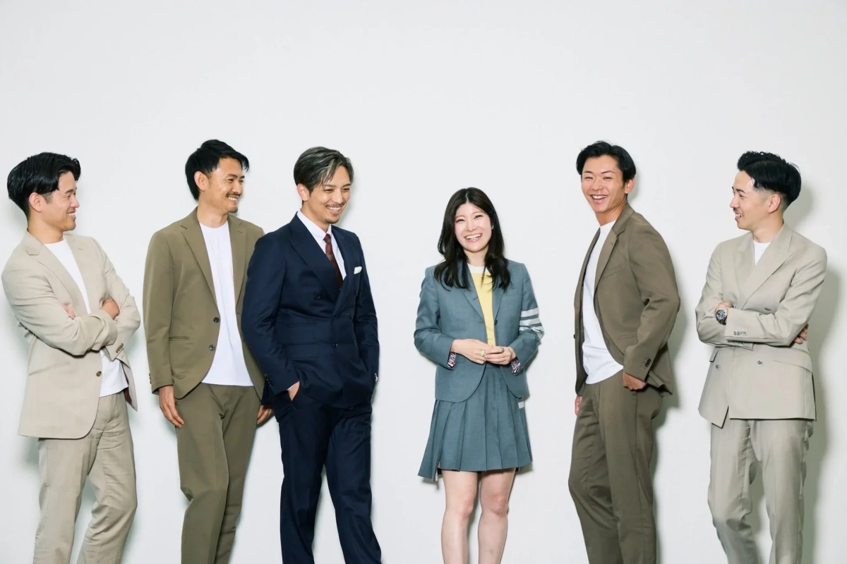 笑顔の男女6人が並ぶ集合写真