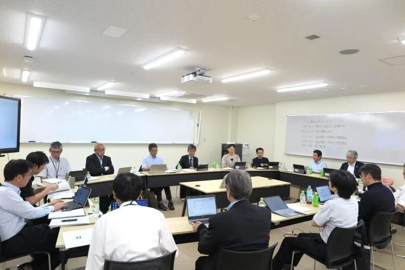 U字型テーブルを囲む会議の様子