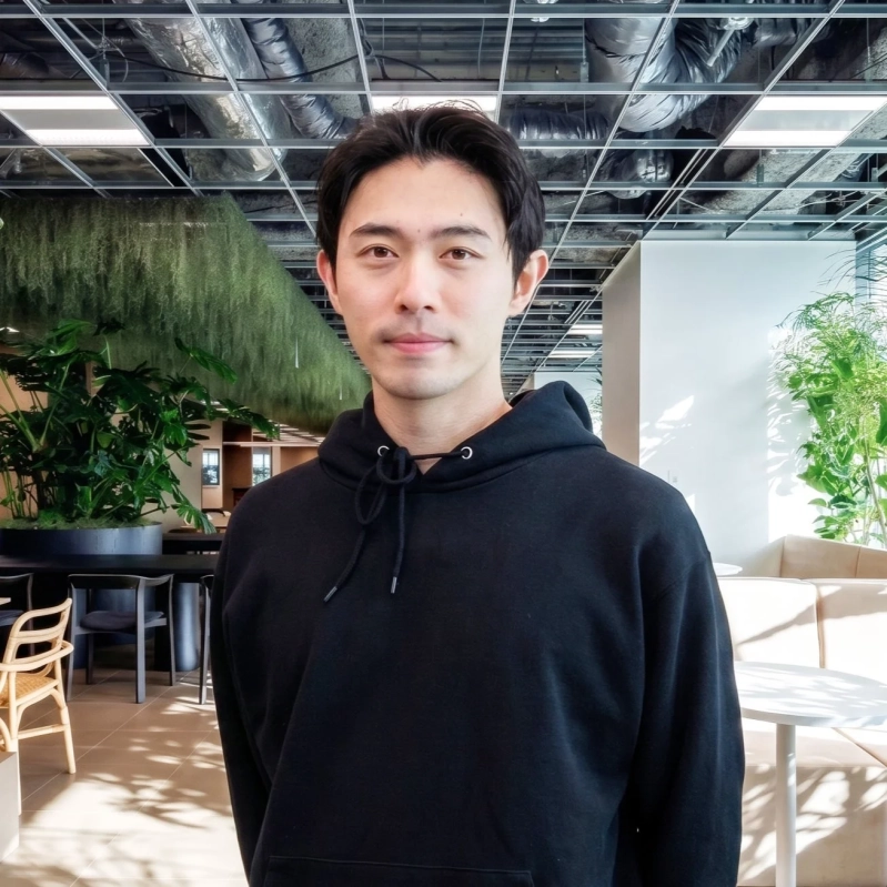 黒いパーカーを着た若い男性