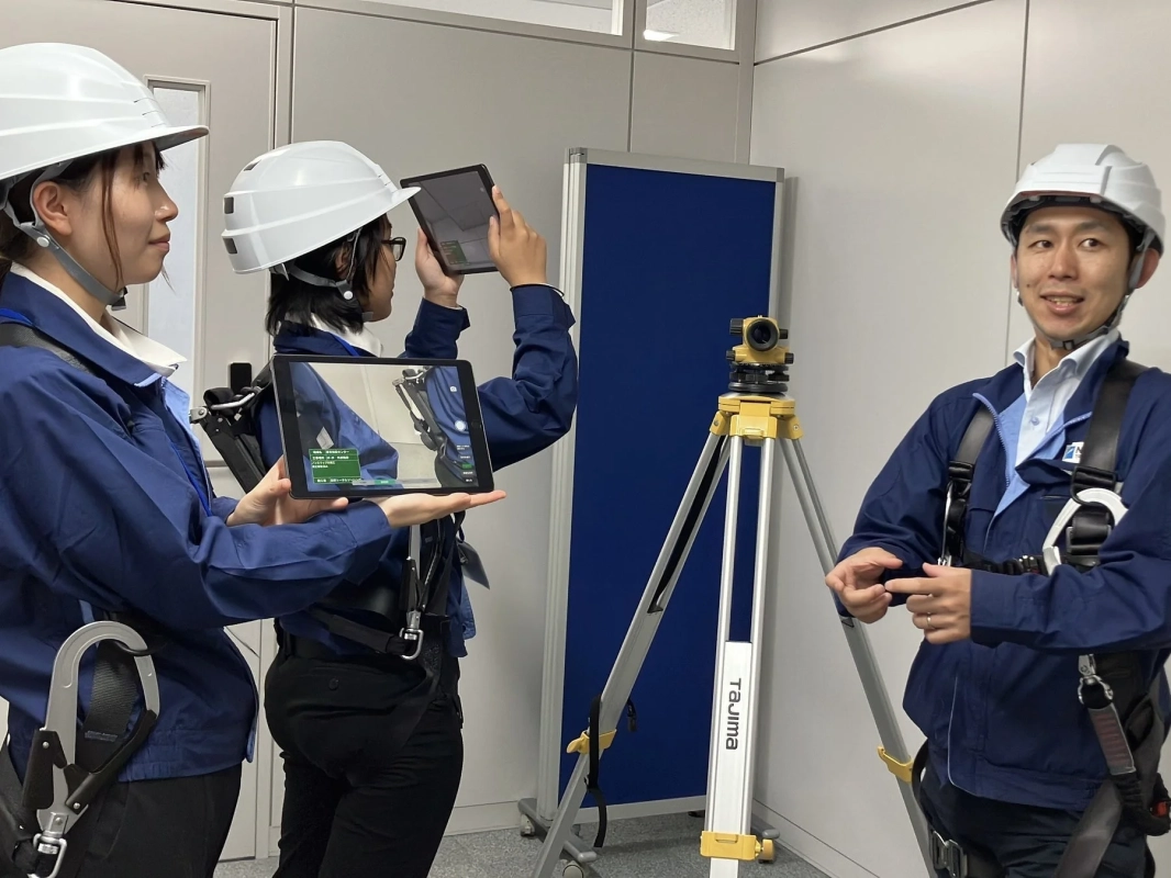 建設現場でのデジタル技術活用や研修風景