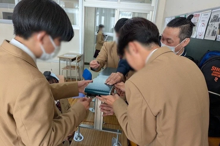 装置を組み立てる生徒たち