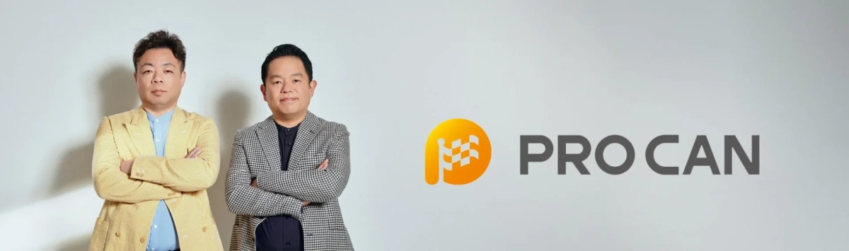 PRO CANロゴと男性二人