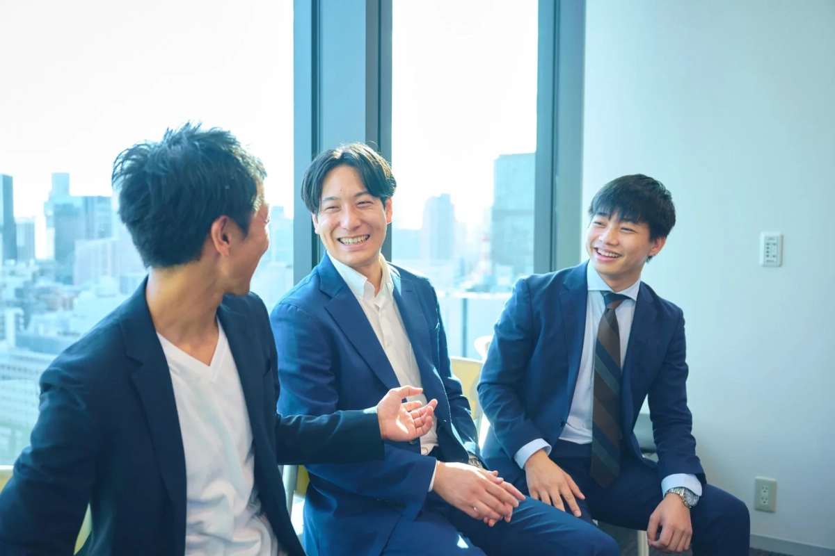 オフィスでのビジネスマンの談笑