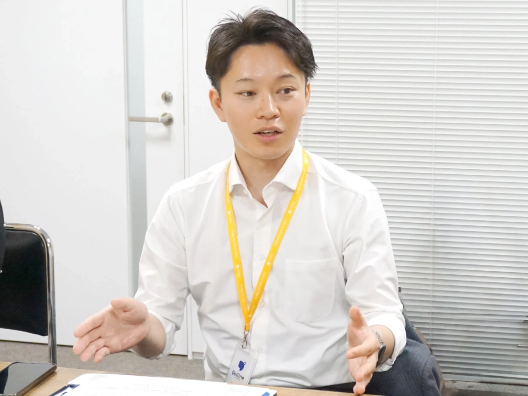 男性、ビジネス、オフィス、会議、説明、日本人、白シャツ、ランヤード、Dottline
