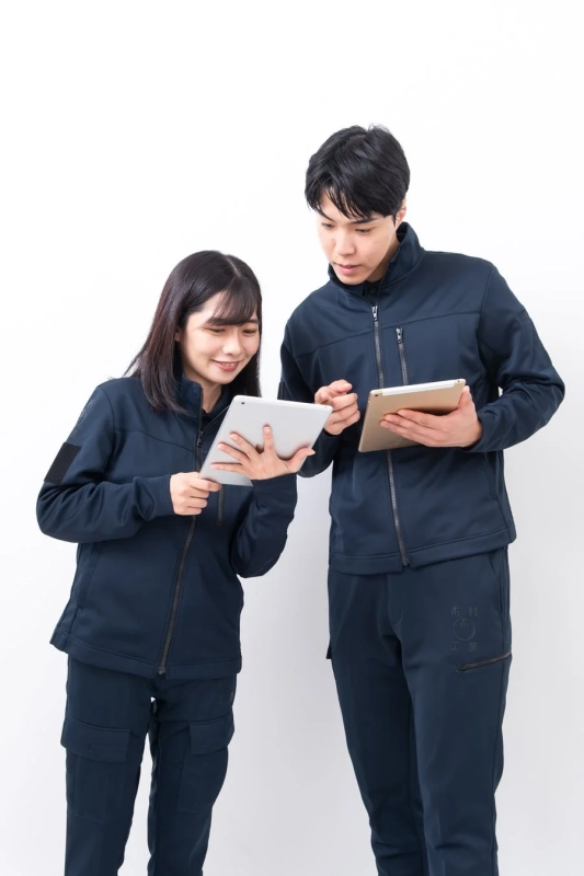 タブレットを囲んで話し合う社員の様子