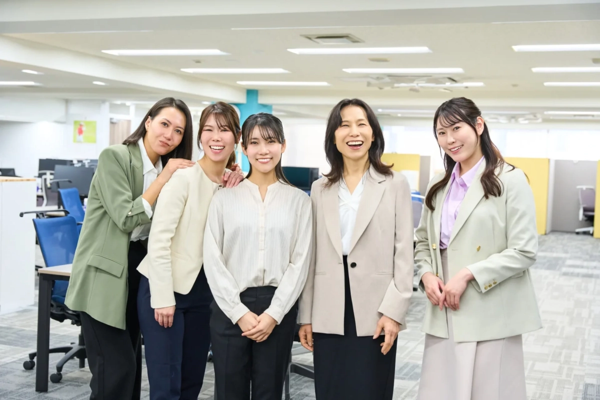 オフィスで働く女性たち