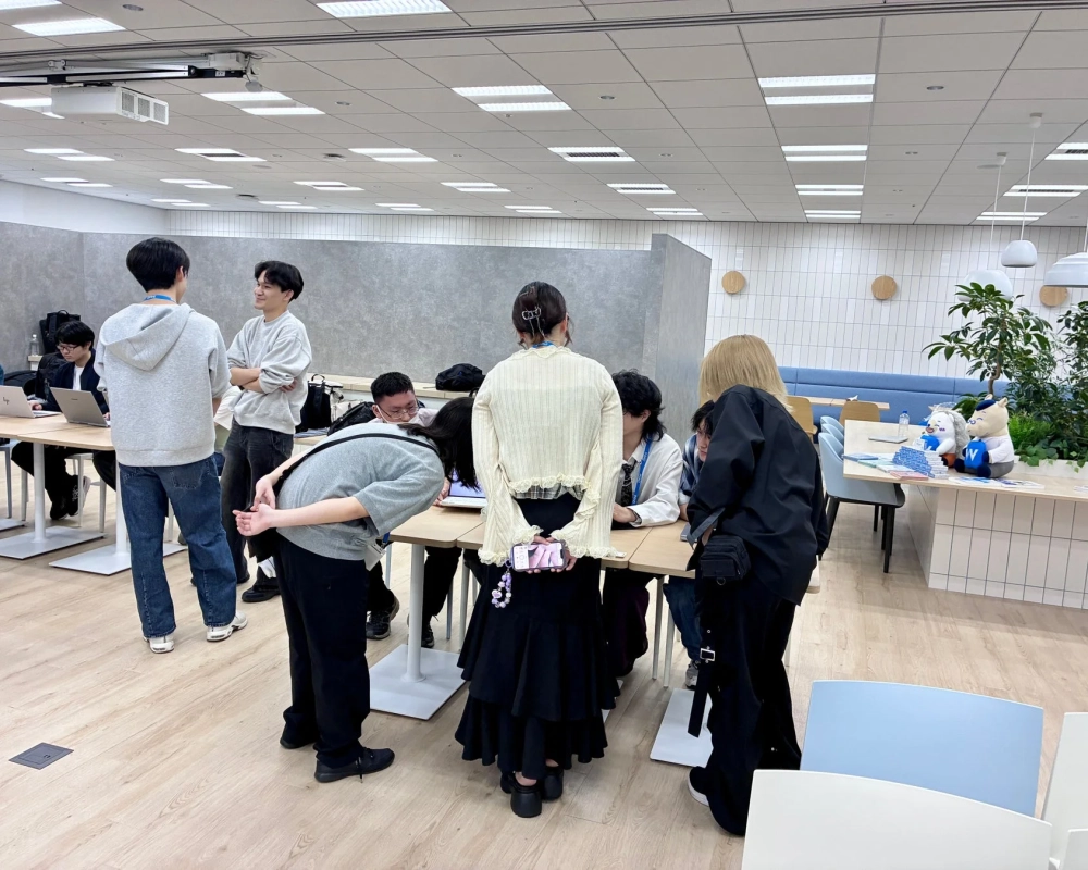 学生たちが交流・作業している様子