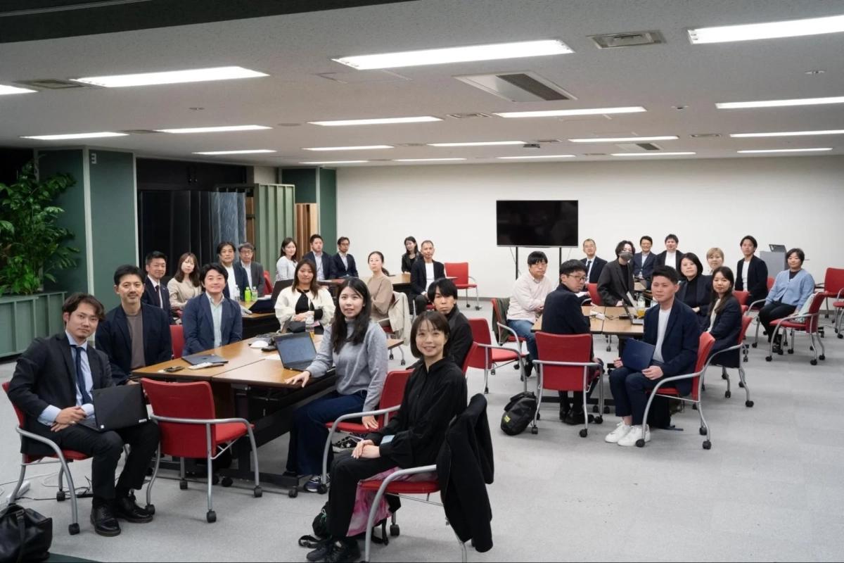 会議に参加する人々の様子