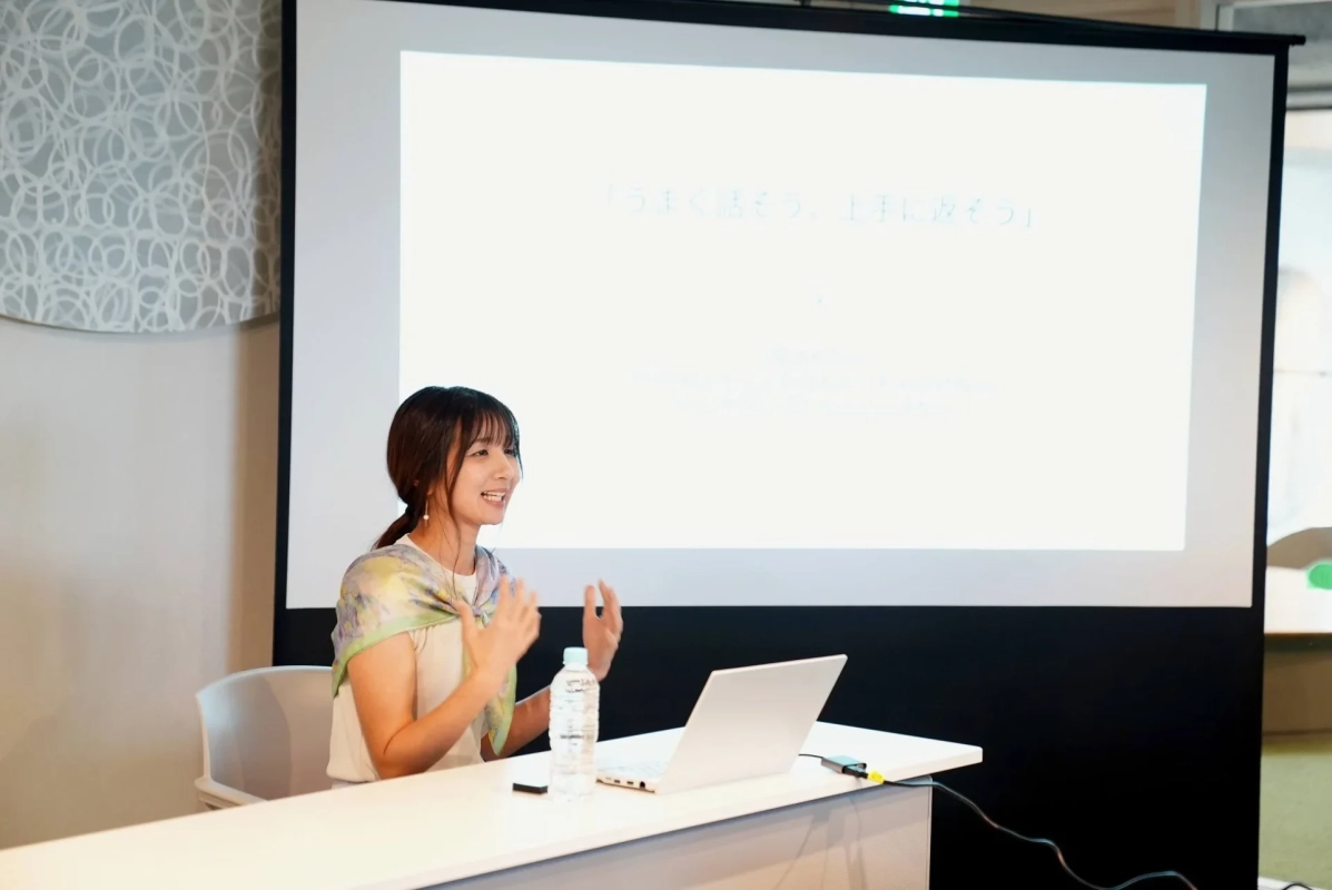 プレゼンテーションを行う岡えり氏