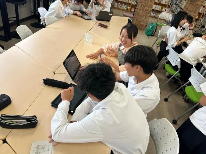 グループワークを行う学生たち