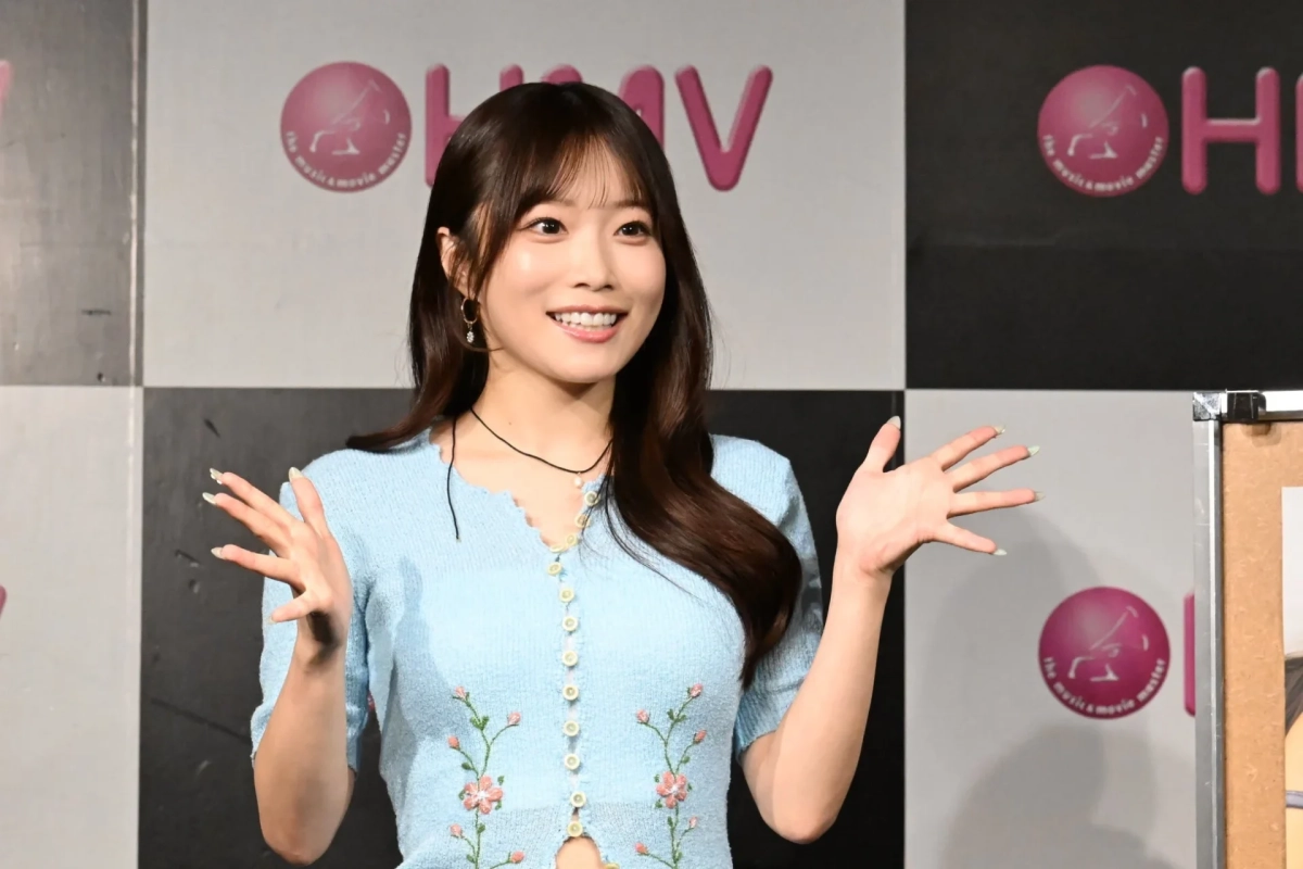 両手を広げてポーズをとる岸みゆさん
