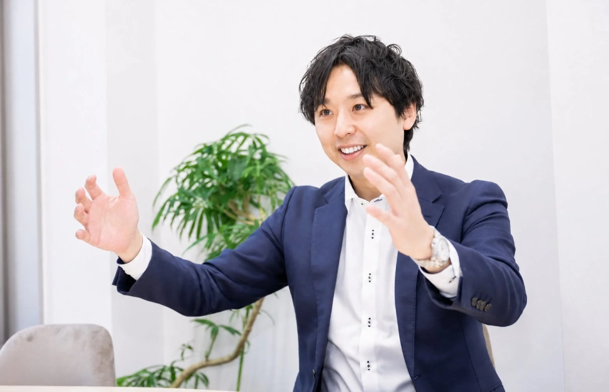笑顔で話すビジネスマンの様子
