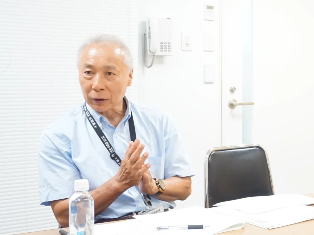 男性、会議、オフィス、日本人、シニア、カジュアルシャツ、インタビュー、ビジネス、議論、テーブル