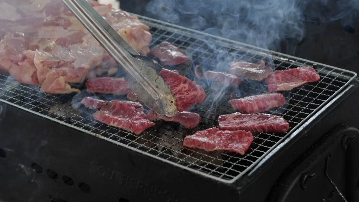肉が焼かれている様子