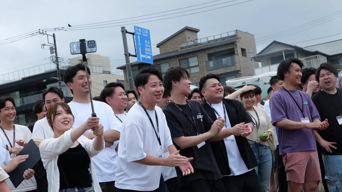 イベントを楽しむ人々