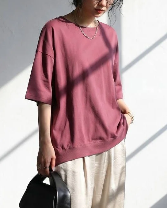 ピンクTシャツとワイドパンツのコーディネート