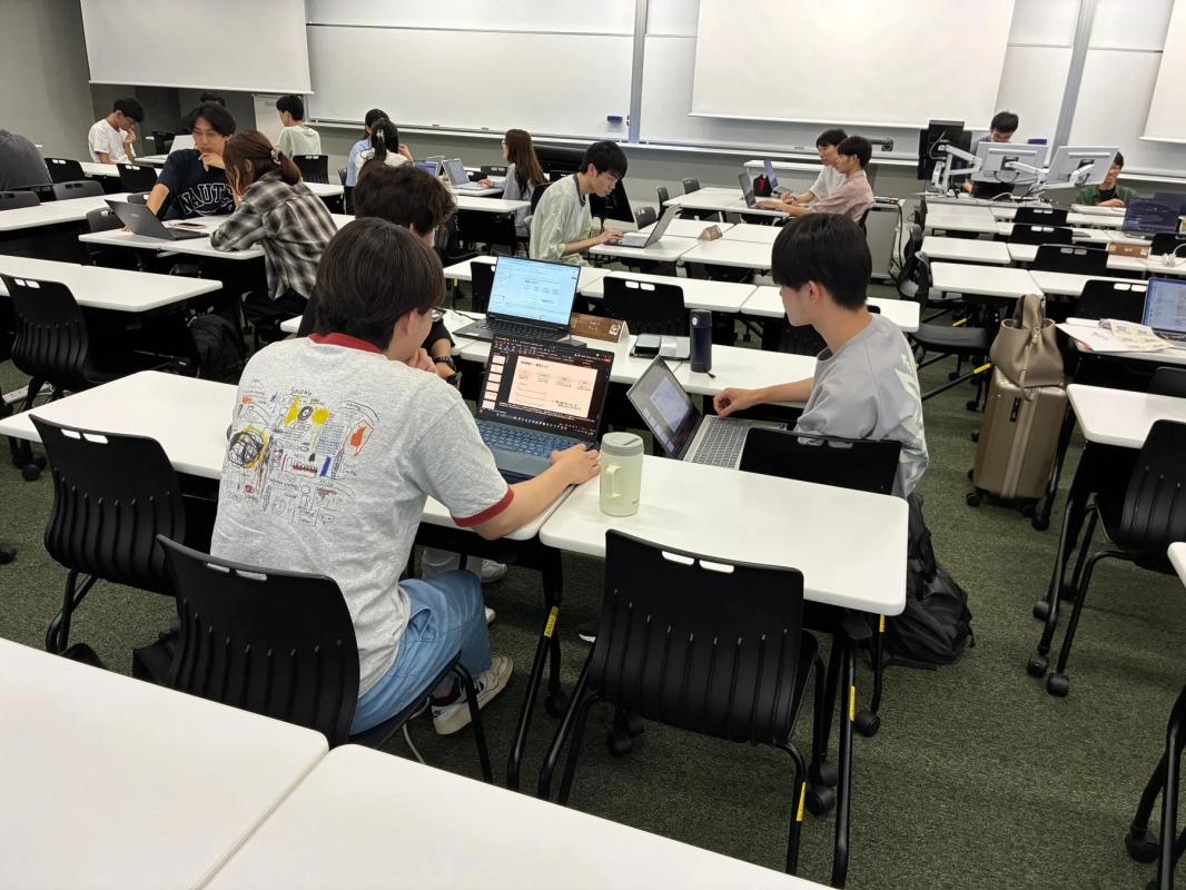 学生がPCに向かっている様子
