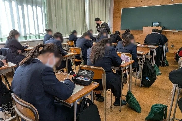 教室で授業を受ける生徒たち
