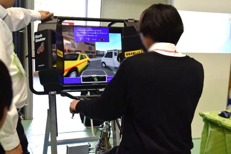 自転車シミュレーターを体験する生徒