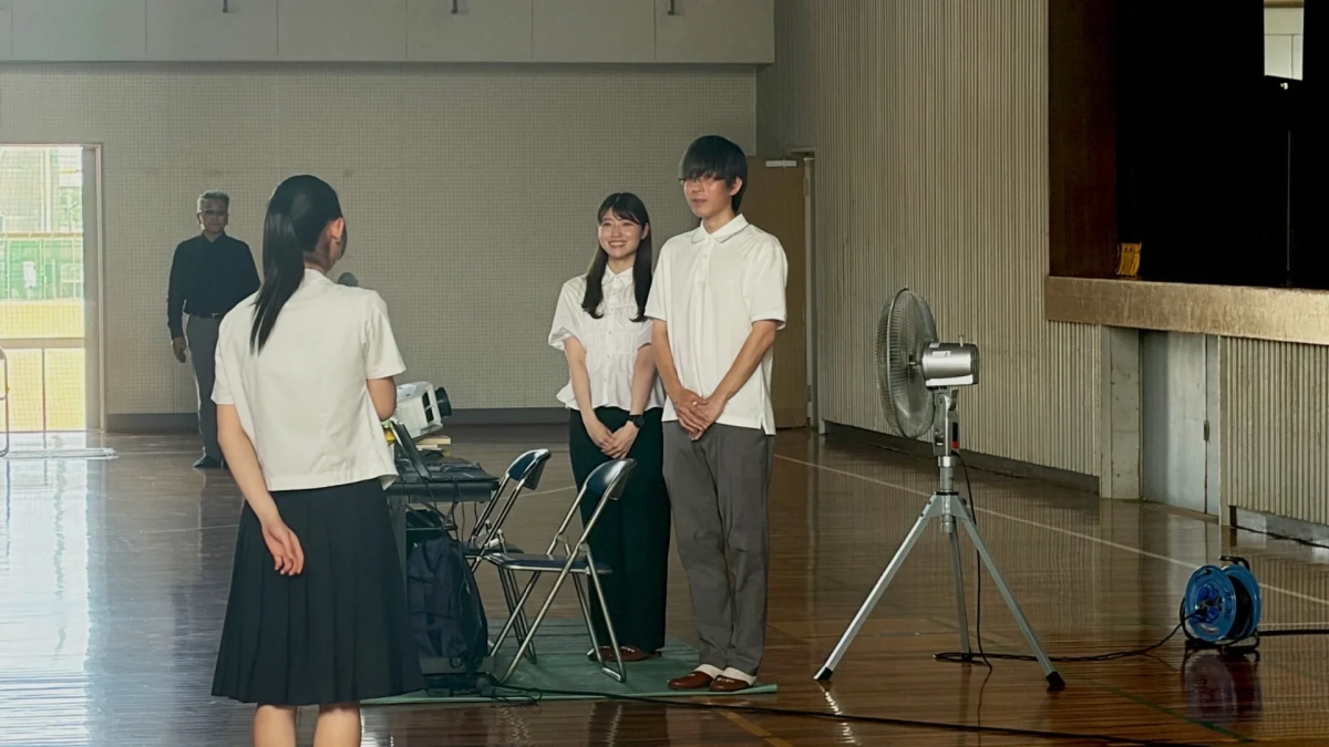生徒と大人の会話の様子