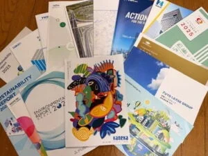 並べられた統合報告書