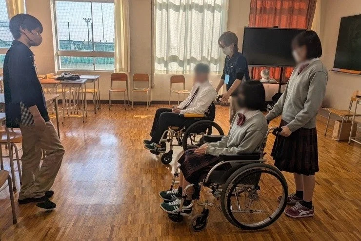 車椅子体験をする生徒たち