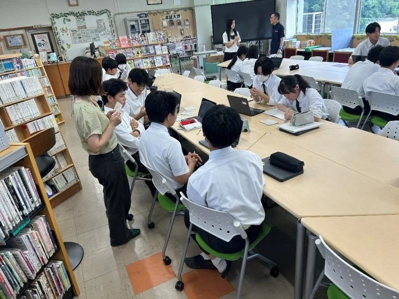 学習に取り組む高梁高校生