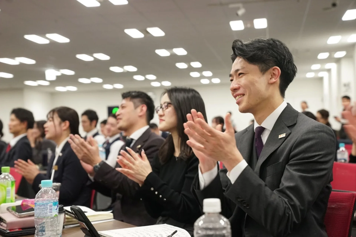 会議室で拍手する参加者