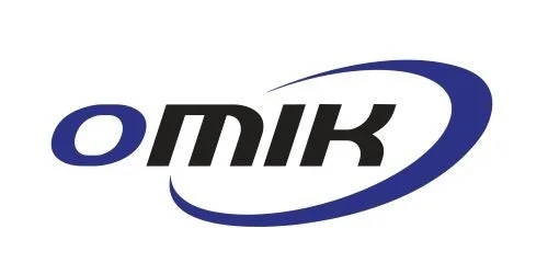 白い背景に「OMIK」と書かれたロゴマーク。