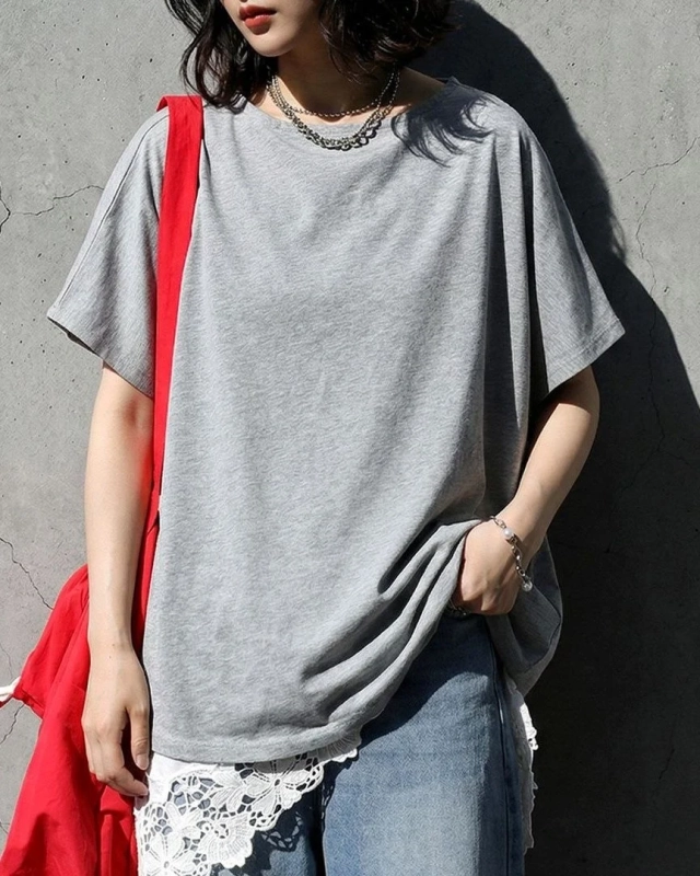 グレーTシャツとデニムのコーディネート