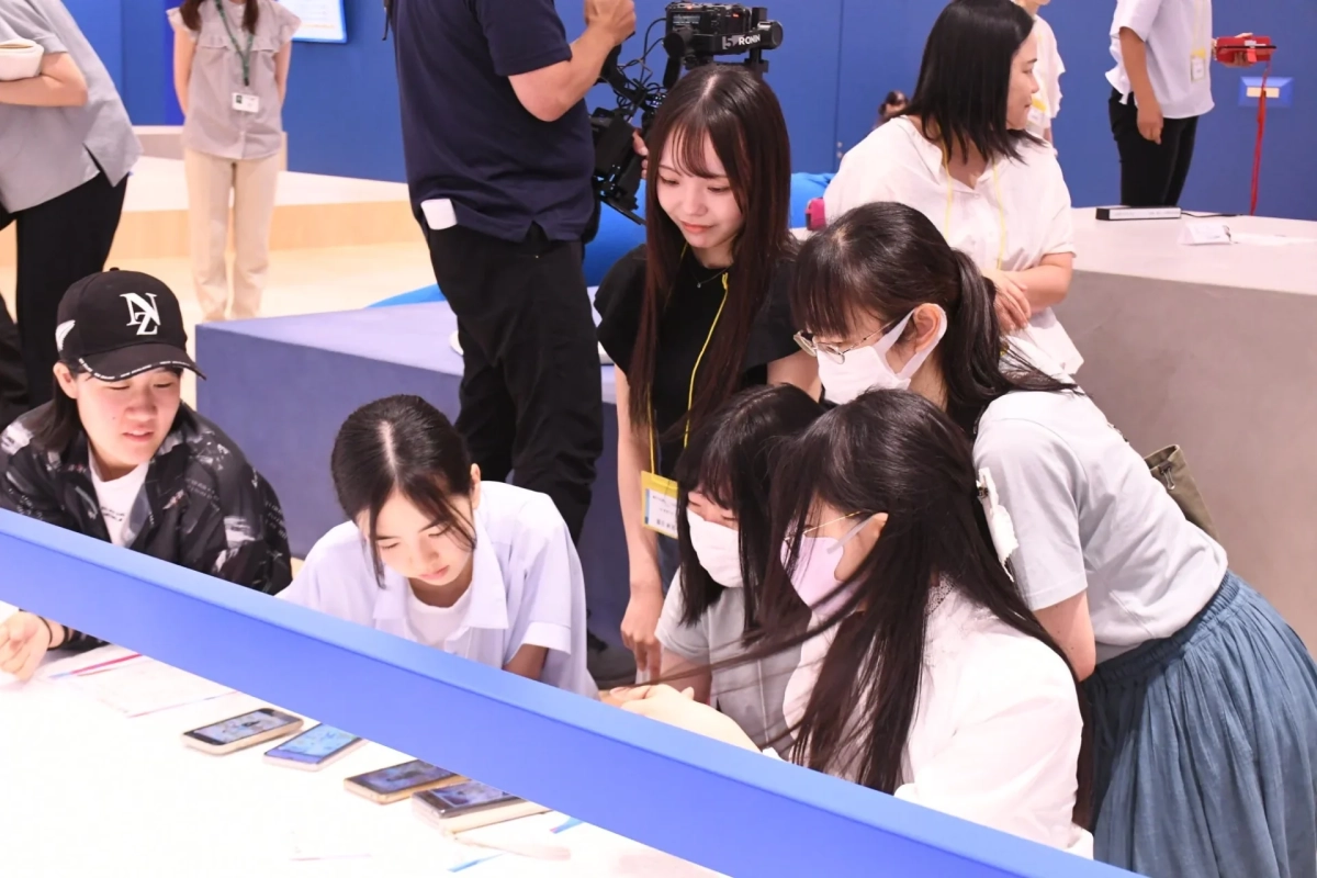 活動中の女性たち