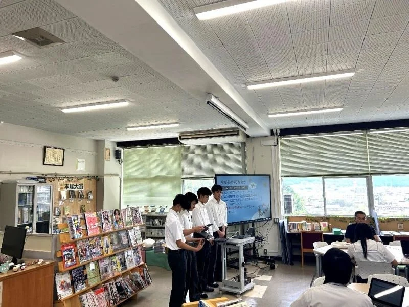 プレゼンテーションを行う高梁高校生