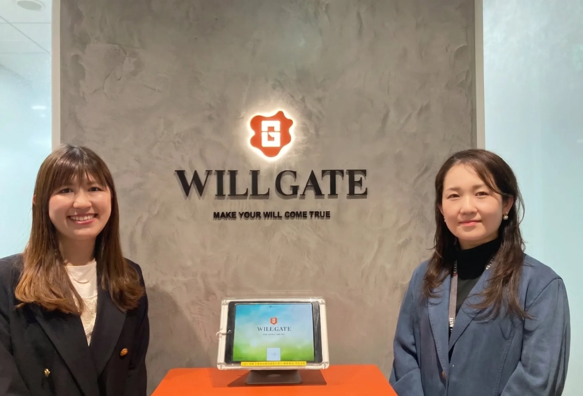 WILL GATEのロゴと2人の女性