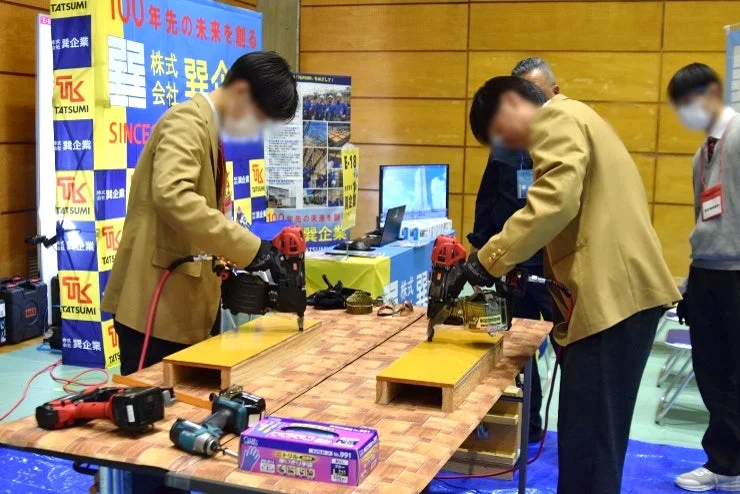 釘打ち機を体験する生徒