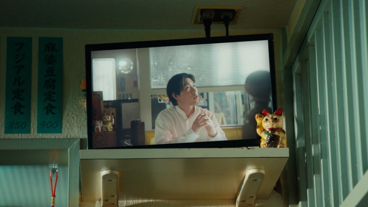 テレビと男性、飲食店