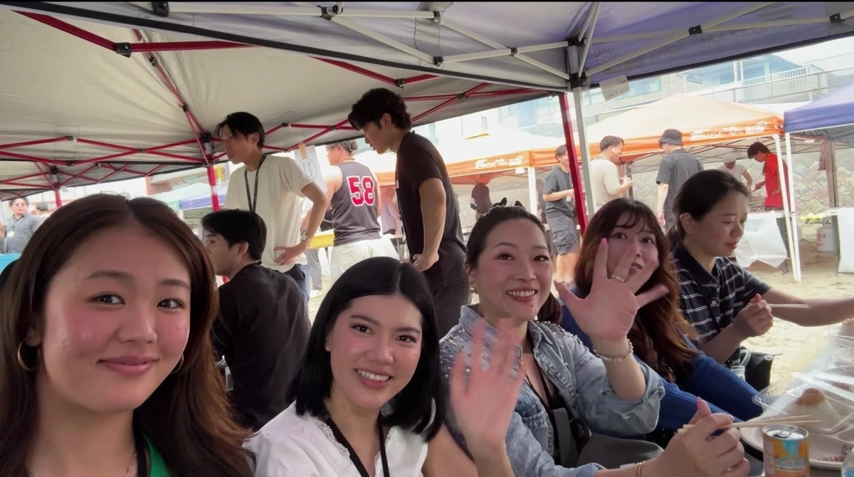屋外イベントで集まる人々
