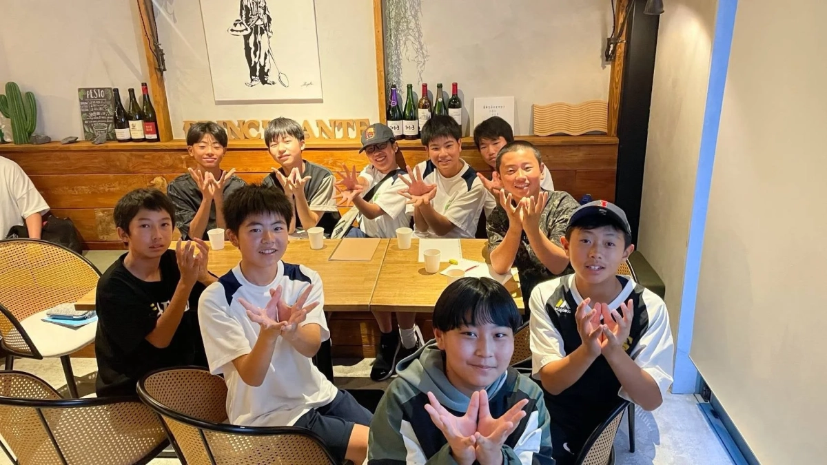 楽しそうにポーズを取る少年たち