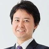 スーツを着た笑顔の日本人男性のバストアップポートレート